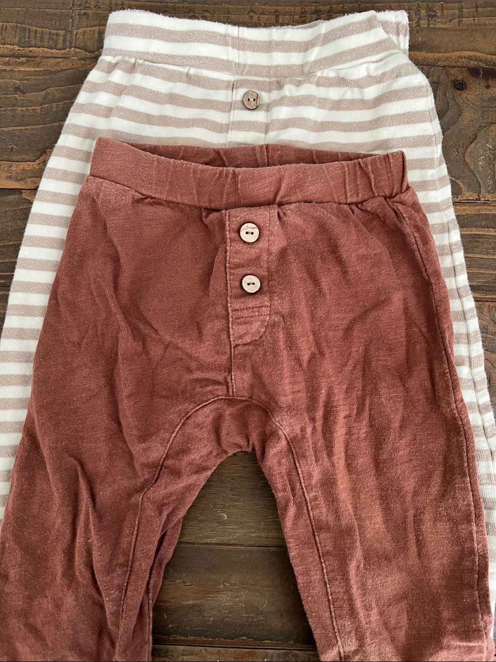 2 pairs of Rylee + Cru Joggers (Cream Striped & Rust)